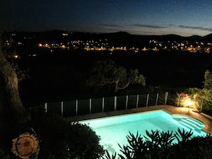 La piscine éclairée